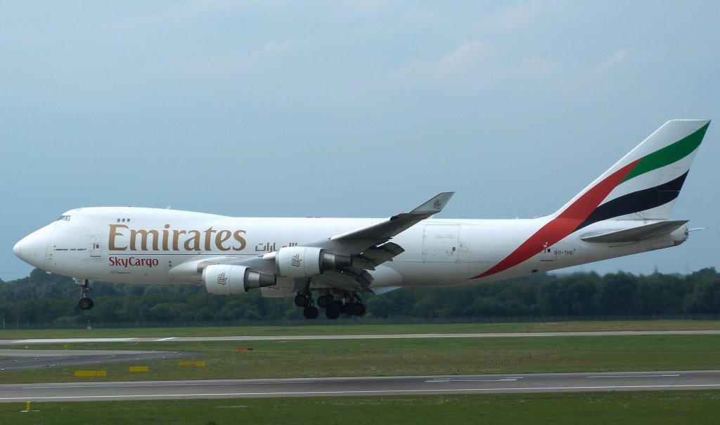 Emirates Skycargo 747-400F OO-thd in Dus kurz vorm Aufsetzen auf der 23L am 21.8.12