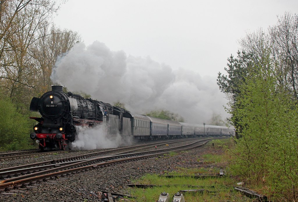 01 1066 / 012 066-7 mit ihrem 15 Wagen Sonderzug bei Erftstadt auf dem Weg rtg Trier/Saarbr�cken am 27.04.2013