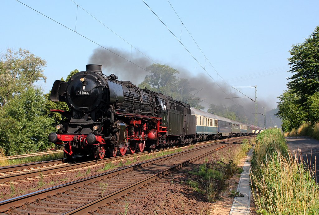 01 1066 mit einem 13 Wagen Sonderzug, unterst�tzt von E18 047, bei Leubsdorf am 06.07.2013