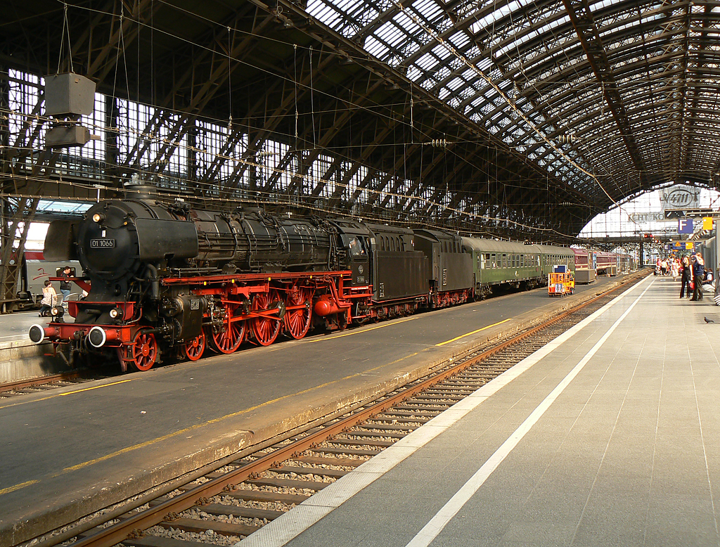 01 1066 mit ihrem Sonderzug nach Bremen am 26.06.2010 in K�ln Hbf auf Gleis 6 !