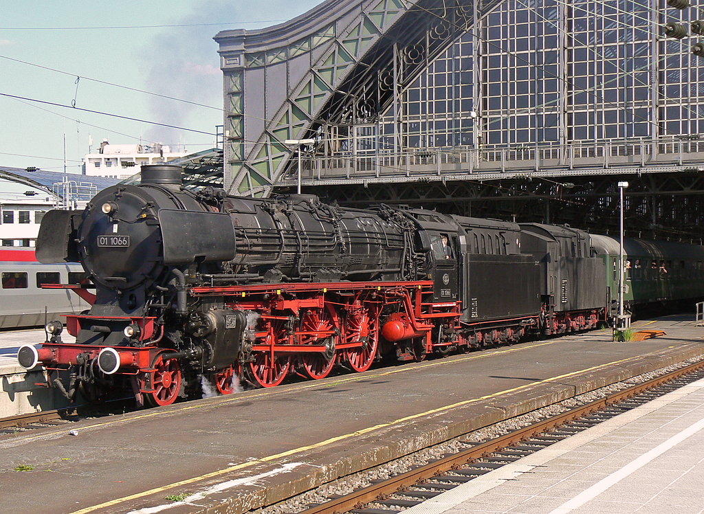 01 1066 verl�sst mit ihrem Sonderzug nach Bremen am 26.06.2010 in K�ln Hbf von Gleis 6 !