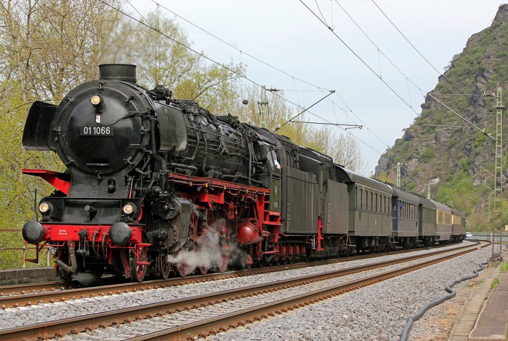 01 1066 zwei Bl�cke hinter 38 2267 nach einem Betriebshalt in Bad H�nnigen (Wasser fassen) bei Hammerstein am 28.04.2012