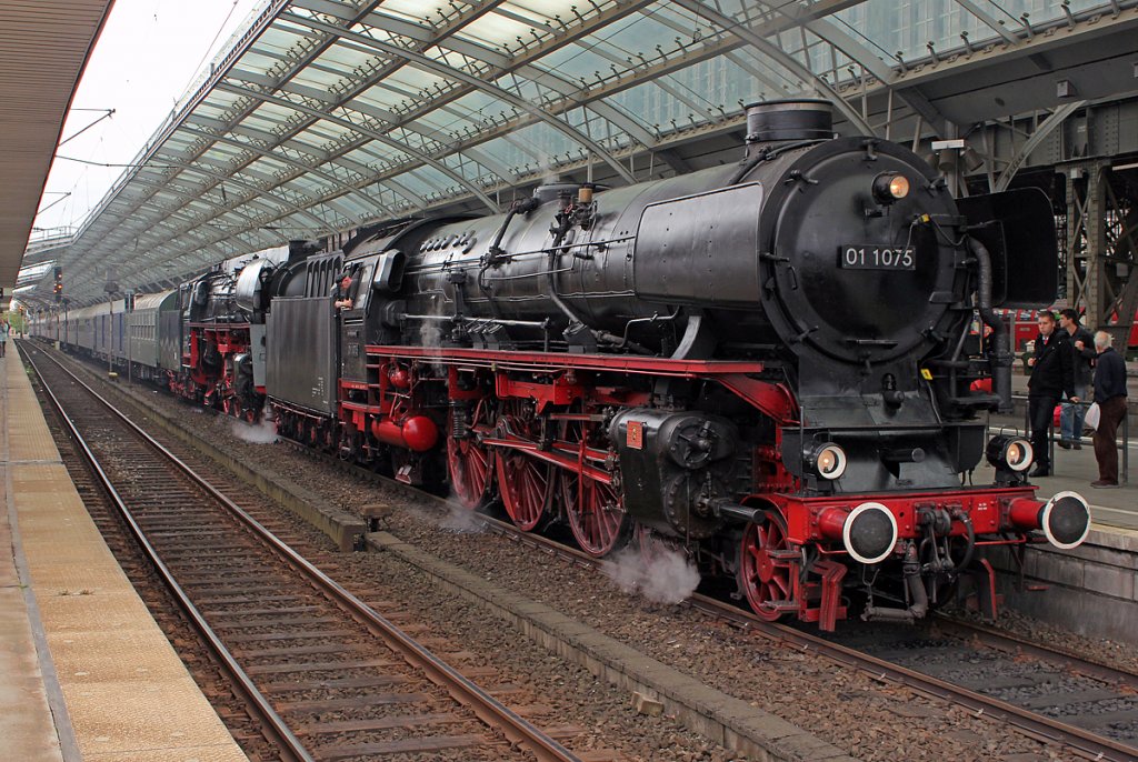 01 1075 kommt als Vorspannlok vor 01 0509 f�r die Weitfahrt durch die Eifel nach Gerolstein, K�ln Hbf, Gl.9 am 20.09.2011