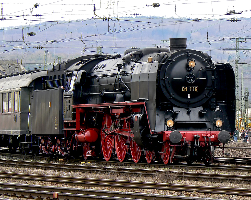 01 118 bei Einfahrt in Koblenz L�tzel am 03.04.2010
