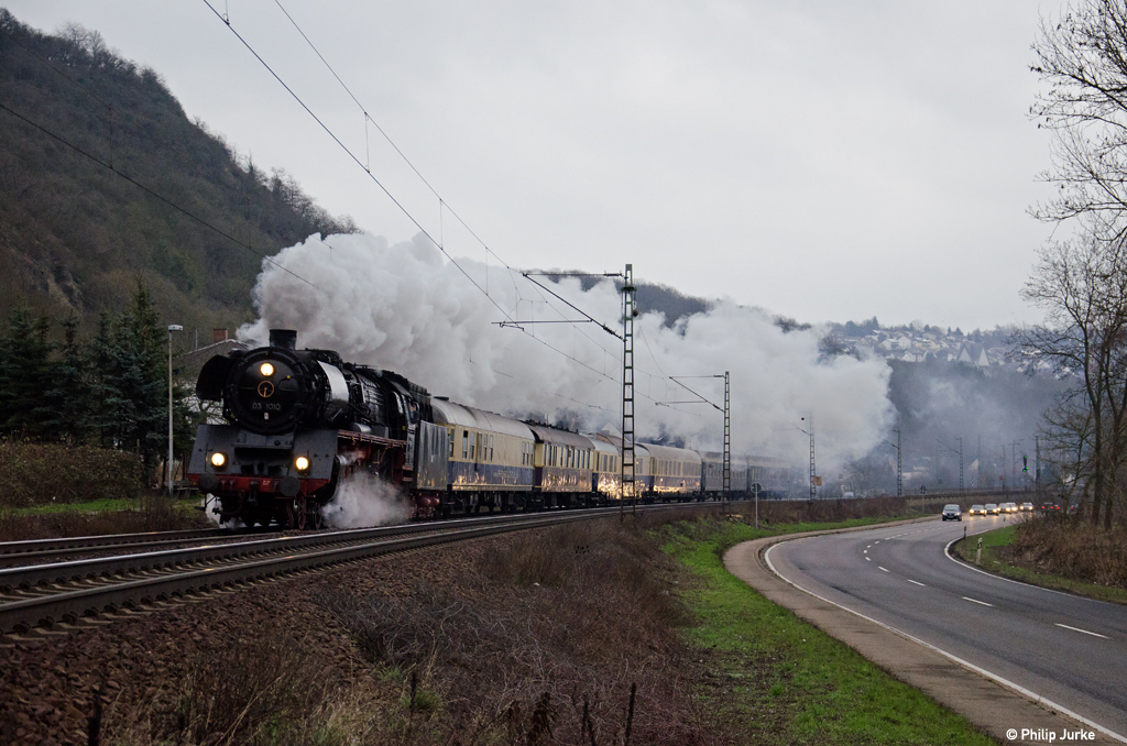 03 1010 als Zug 902 von Koblenz nach K�ln Messe/Deutz am 17.03.2013 bei Erpel(Rhein).
