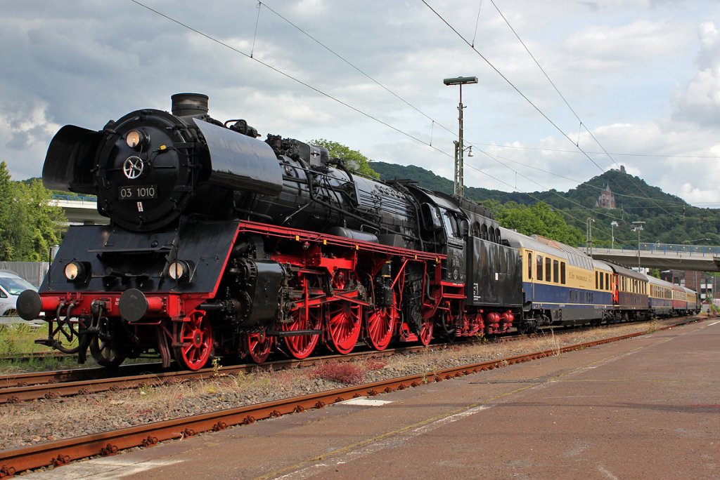 03 1010 mit ihrem Sonderzug beim Zwischenhalt in K�nigswinter am 23.06.2012