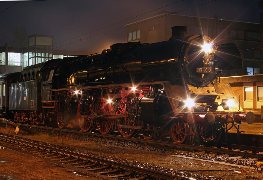 03 1010 im Portrait am Abend des 03.11.2012 in Emden Hbf