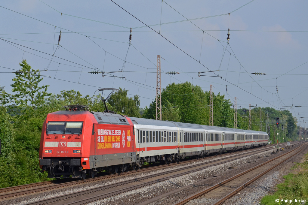 101 001-6 mit dem IC 2012 von Oberstdorf nach Hannover am 11.06.2013 in D�sseldorf-Eller S�d.
