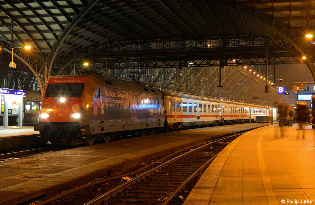 101 016-4 mit dem IC 137 (Koblenz Hbf - Emden Hbf) am 23.01.2013 im K�lner Hauptbahnhof.
