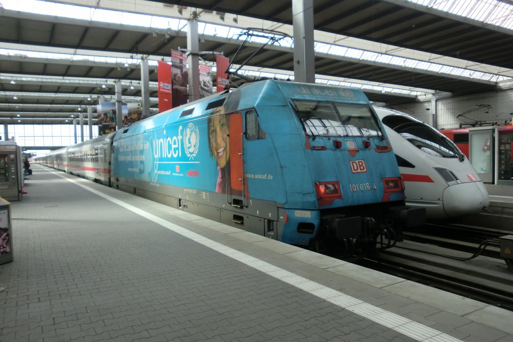 101 016-4  Unicef  in nicht mehr gerade besten Zustand, aufgenommen am 9. April 2012 im M�nchner Hauptbahnhof .