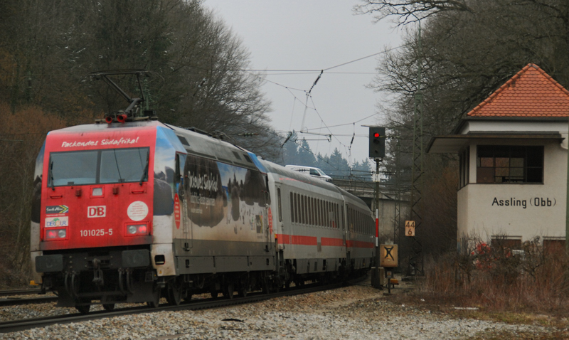 101 025-5, packendes S�dafrika, passiert das alte Stellwerk an der n�rdlichen Ausfahrt von A�ling. Aufgenommen am 02.04.13.