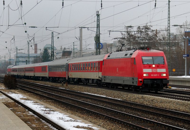 101 027-1, aufgenommen am 23.01.10, bei der Durchfahrt mit einer bunt gemischten Personenwagen-Garnitur durch den Heimeranplatz.