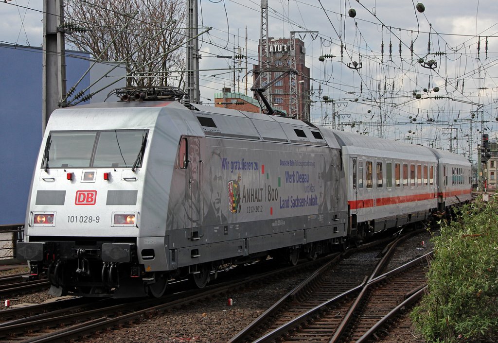 101 028-9 am IC2045 in K�ln Hbf am 19.04.2012