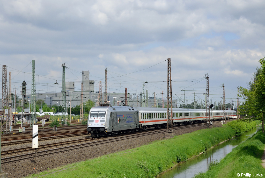 101 028-9 mit dem IC 1936 nach K�ln Hbf am 13.05.2012 in D�sseldorf-Derendorf.