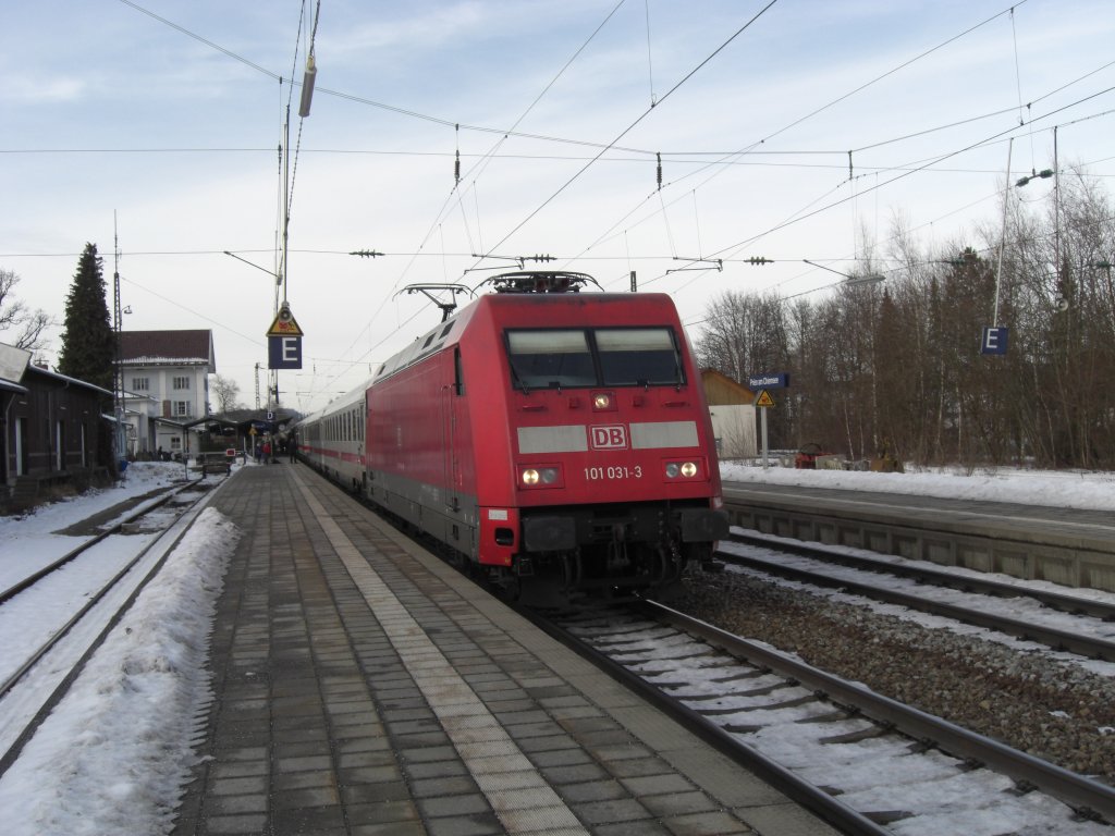 101 031-3 mit EC 115 auf dem Weg nach Klagenfurt, beim Zwischenhalt in
Prien am Chiemsee am 4. Februar 2010.