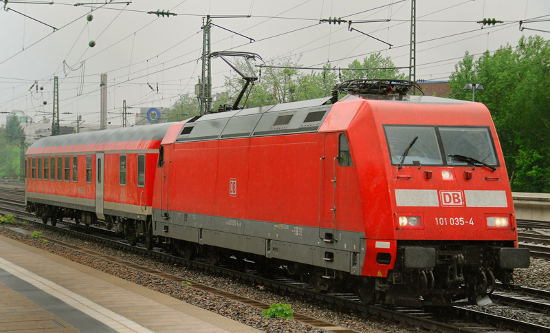 101 035-4, aufgenommen mit nur einem einzigen Wagen am Haken, am 12.05.12, am Heimeranplatz.