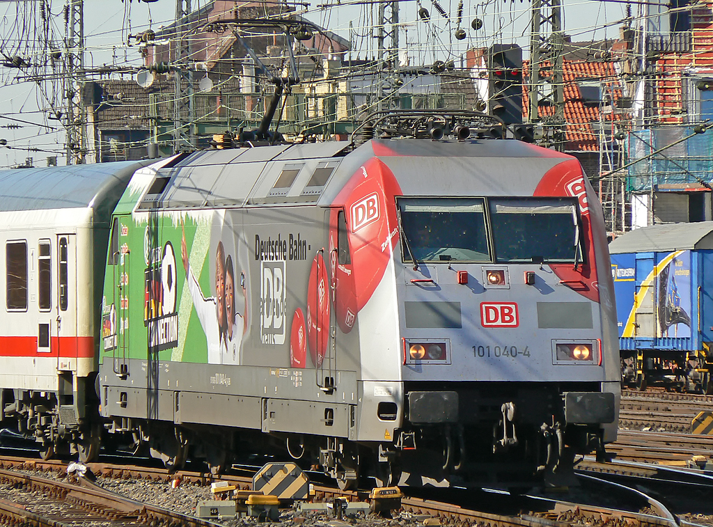 101 040-4 bei der Einfahrt in K�ln Hbf. 06.04.2010