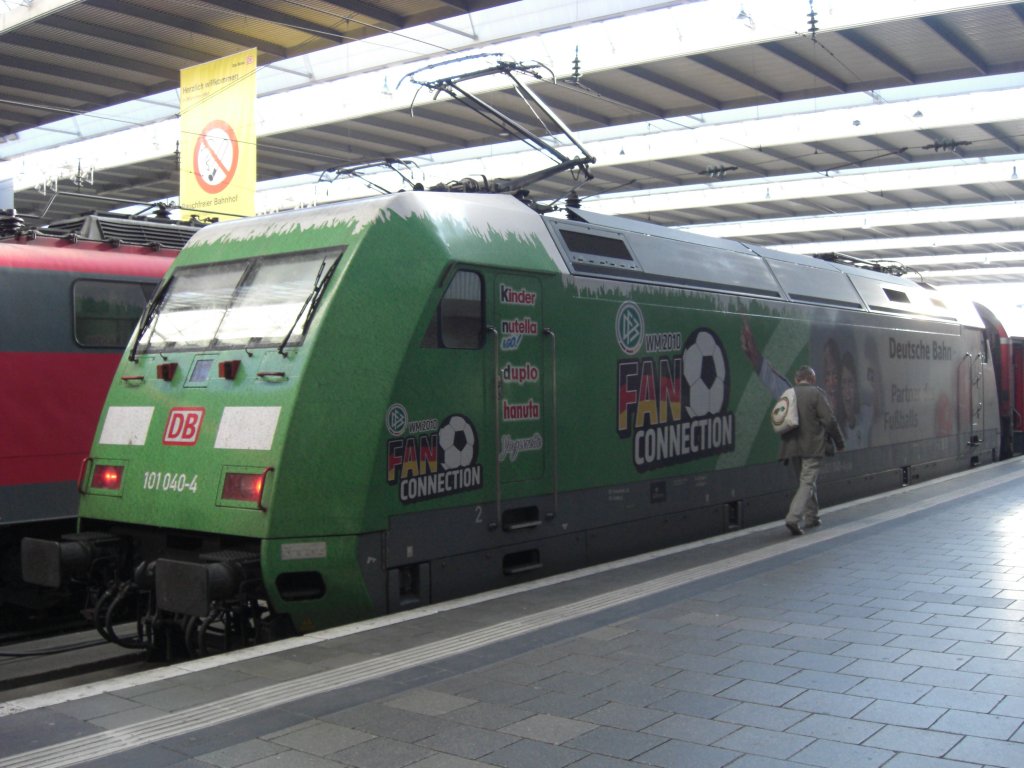 101 040-4 wirbt f�r die Fussball-Weltmeisterschaft 2010. Aufgenommen am 4. Juni 2010 im M�nchner Hauptbahnhof.
