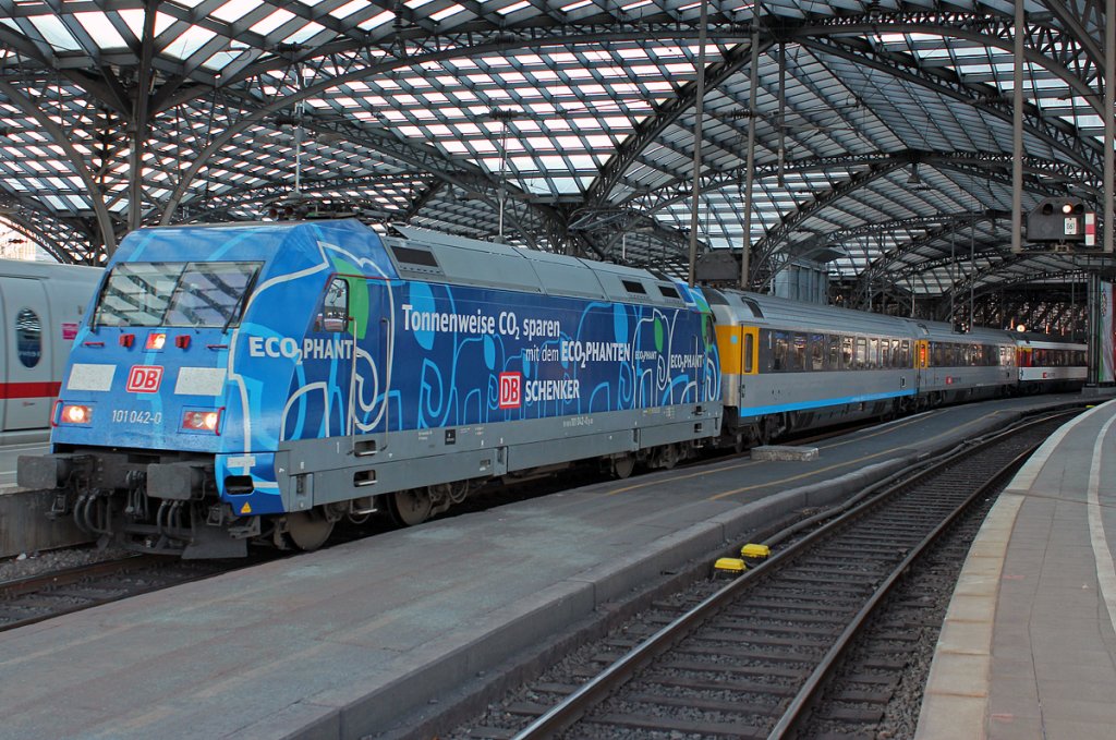 101 042-0  Ecophant  am EC100 in K�ln Hbf am 29.10.2011