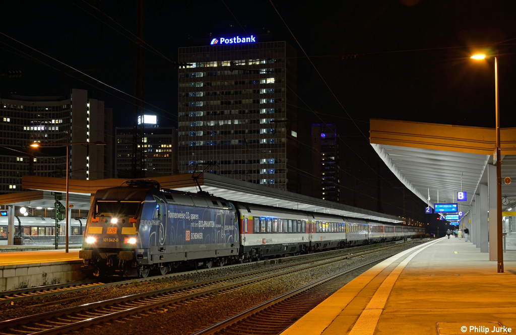 101 042-0 mit dem EC 6 von Chur nach Hamburg-Altona am 22.11.2012 in Essen.