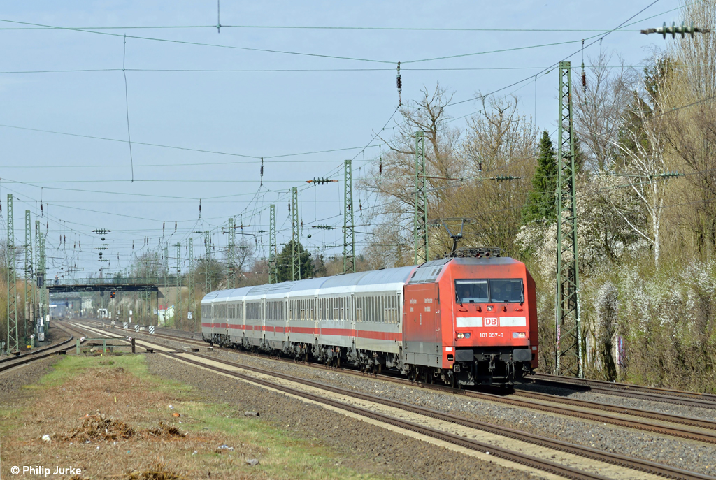 101 057-8 mit dem IC 132 von Norddeich-Mole nach Luxembourg am 14.04.2013 in Angermund.
