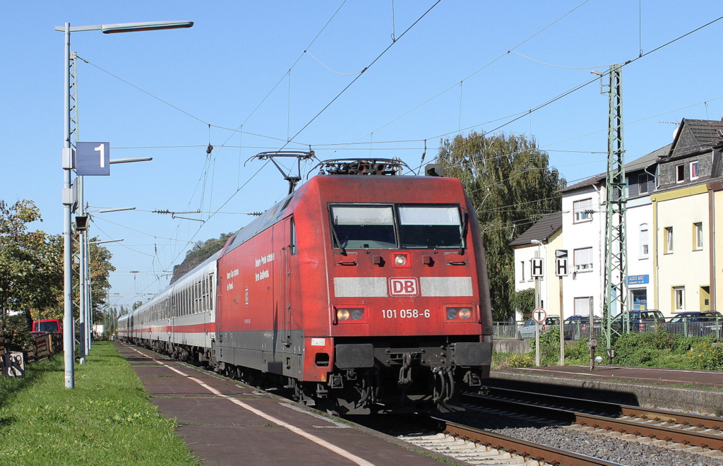 101 058-6 mit einem Umleiter-IC in Bad H�nningen am 10.10.10