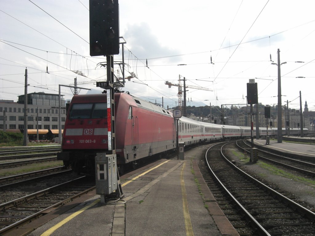 101 063-6 verl��t am 8. August 2009 am Zugende den Salzburger Hauptbahnhof.
