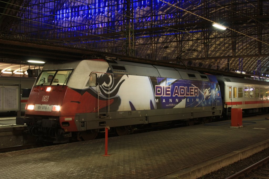 101 070-1 wartet am Abend des 12.06.2010 im Frankfurter Hbf darauf den IC in Richtung Hamburg zu bringen.