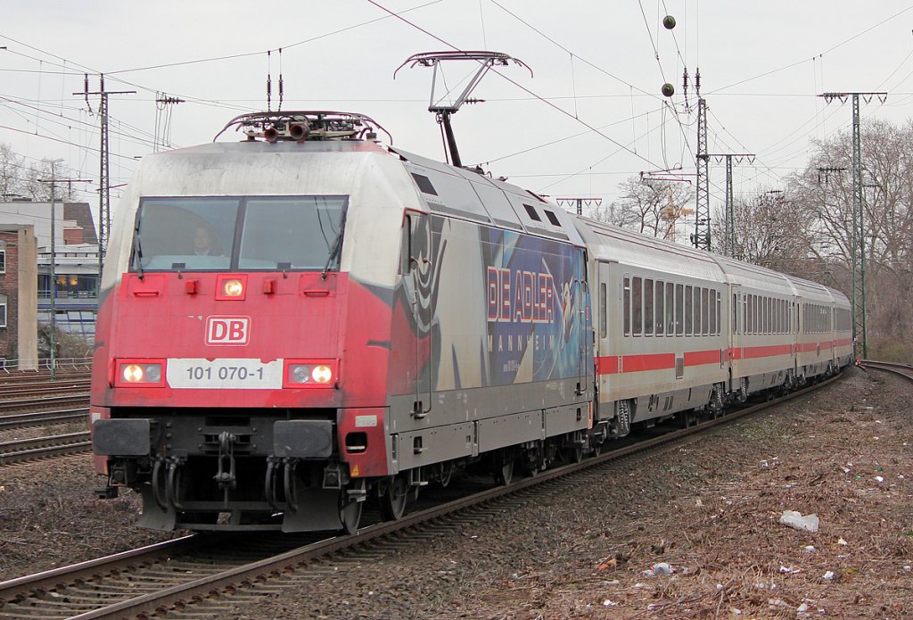 101 070-2 mit IC in K�ln West am 11.03.2011