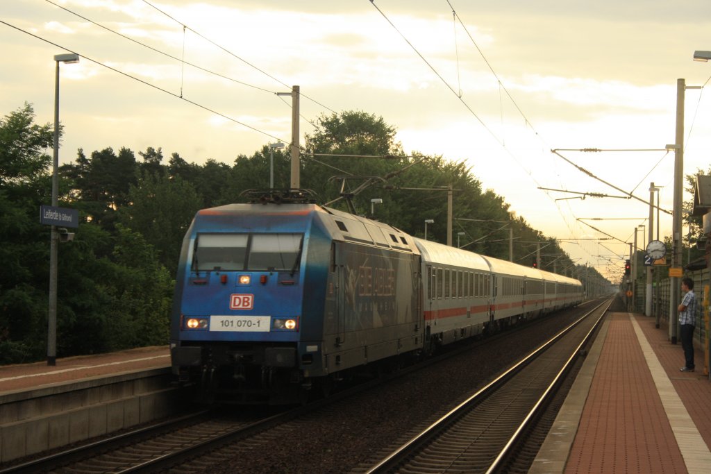 101 070 am 15.07.2010 mit einem IC in Leiferde