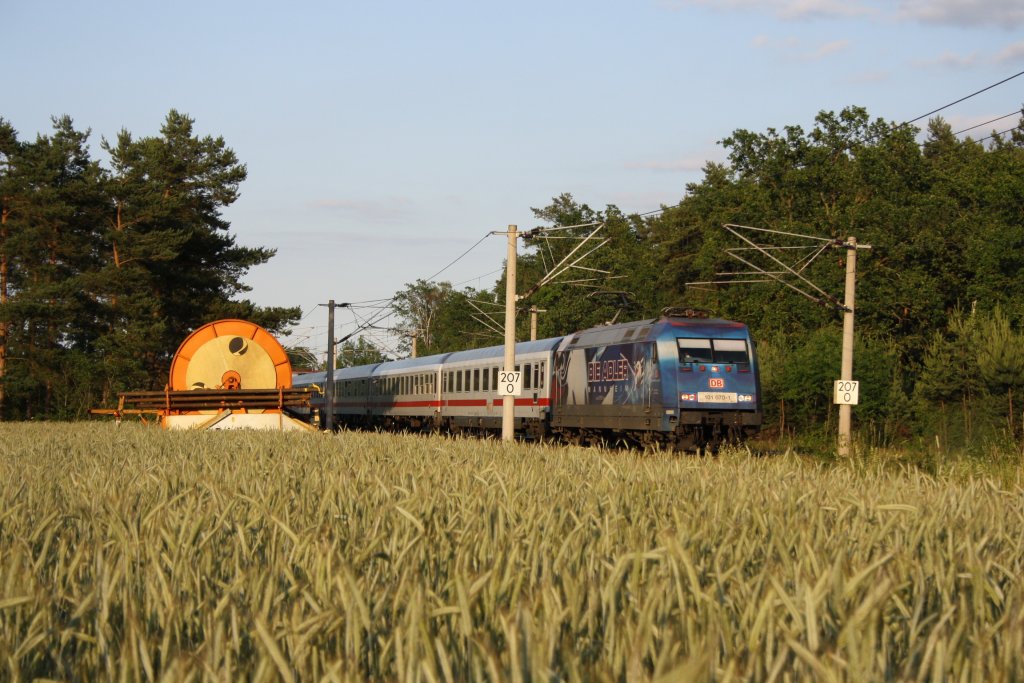 101 070 mit einem IC in Leiferde am 26.06.2010