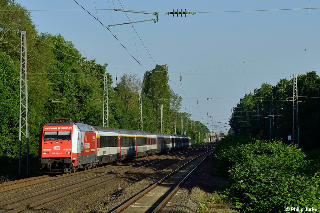 101 080-0 mit dem EC 6 nach Hamburg-Altona am 24.05.2012 in D�sseldorf-Garath
