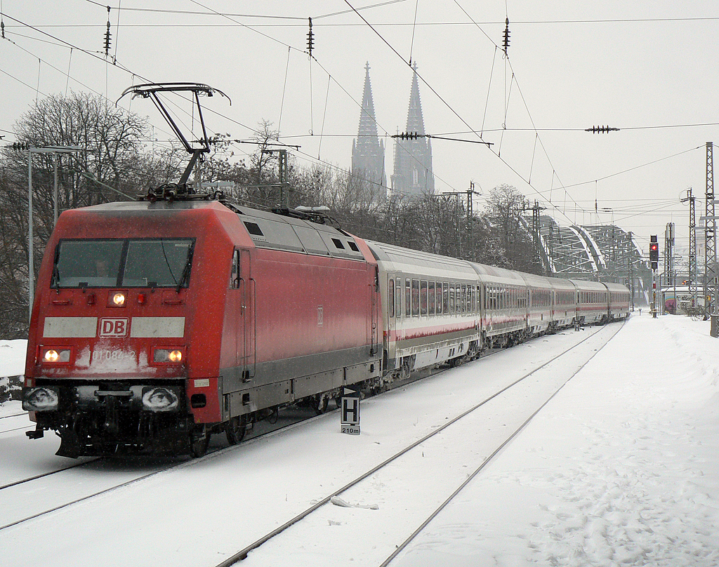 101 084-2 im winterlichen K�ln Messe/Deutz am 24.12.2010