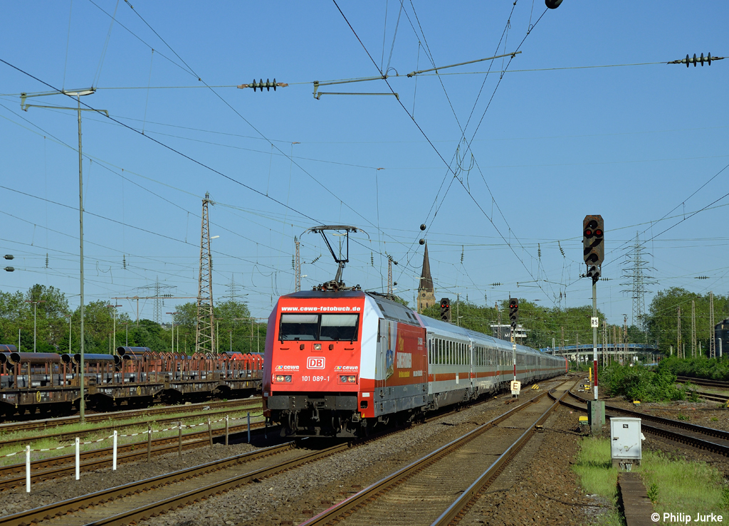 101 089-1 + 101 015-6 mit dem IC 2213 nach Stuttgart Hbf am 25.05.2012 in M�lheim(Ruhr) Styrum.