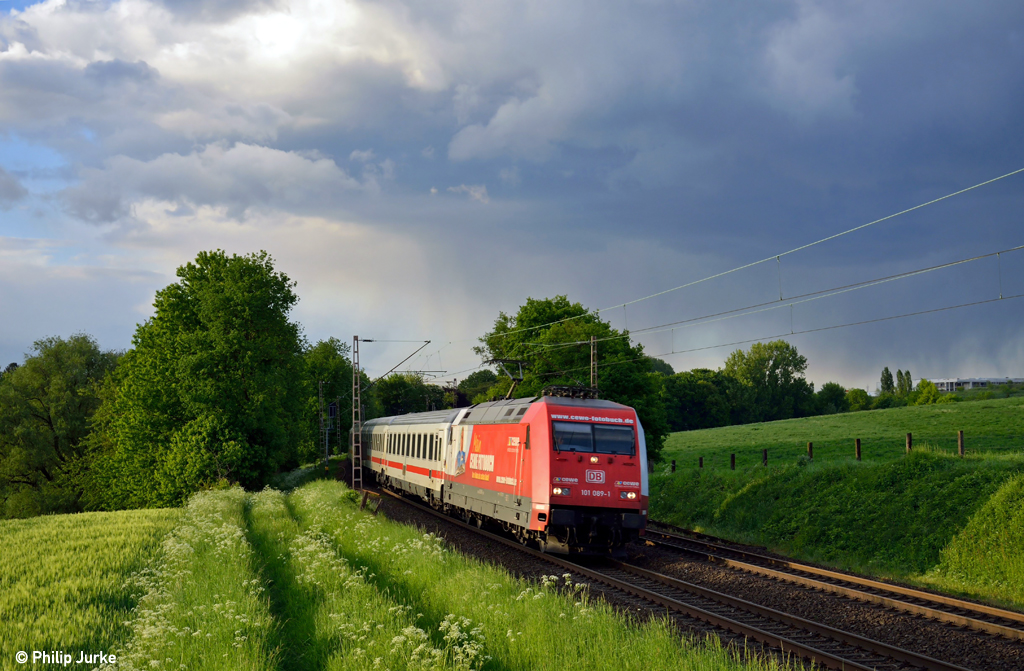 101 089-1 mit dem IC 2442 von Leipzig nach K�ln am 24.05.2013 bei Haan-Ellscheid.