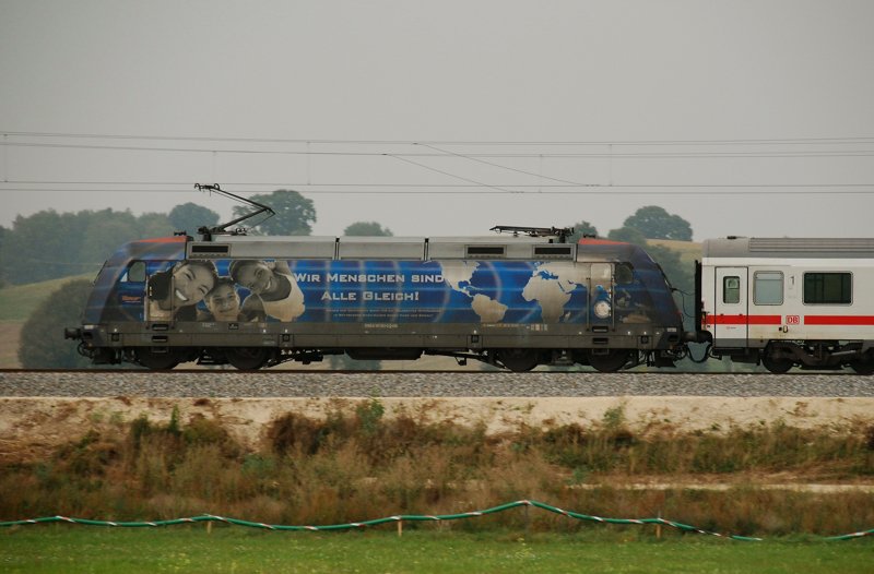 101 102-2, aufgenommen am 11.09.09, auf der Strecke Ulm-Augsburg, kurz nach Burgau.