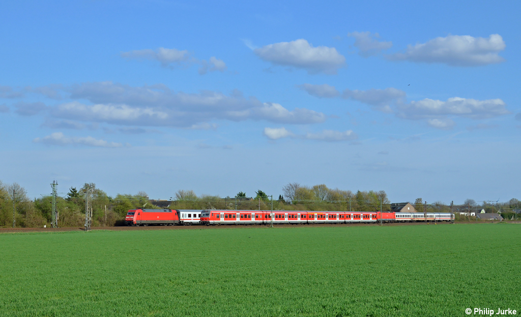 101 102-2 mit dem IC 137 von Koblenz nach Emden am 18.04.2013 in Langenfeld(Rhld).
