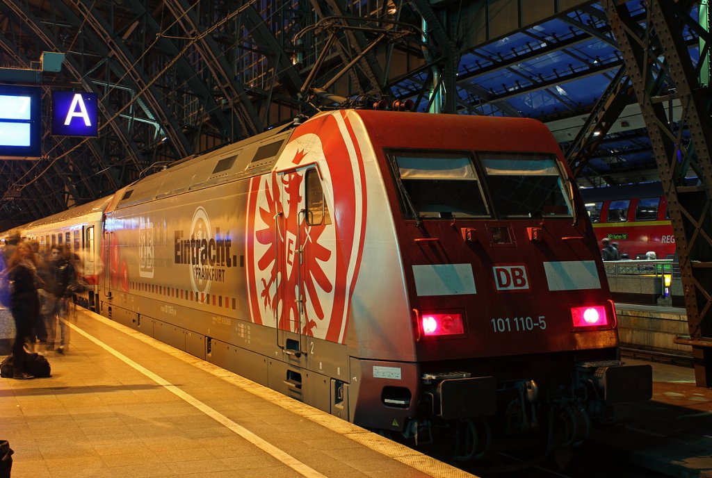 101 110-5 schiebend am IC1915 in K�ln Hbf am 04.11.2012