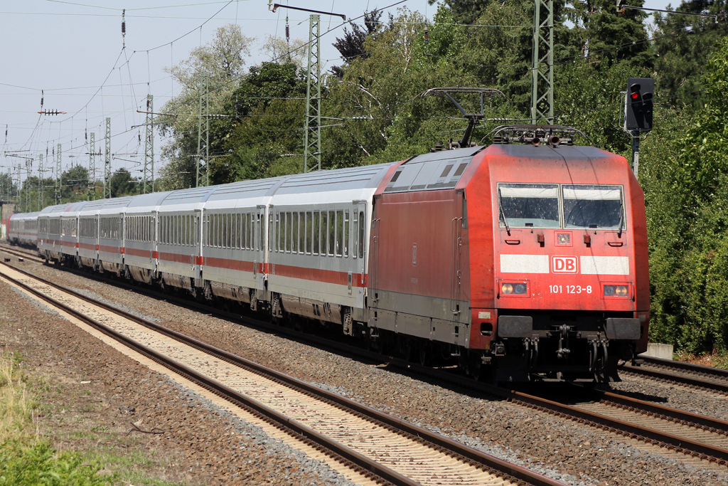 101 123-8 bei der Durchfahrt in Angermund am 19.07.10