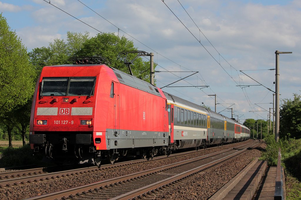 101 127-9 am EC102 in Br�hl am 01.05.2012