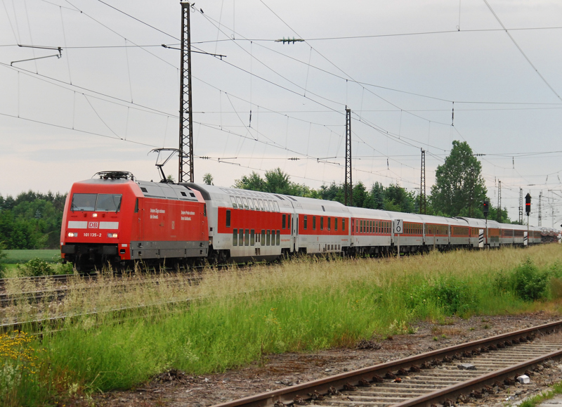 101 135-2 hatte am 06.10.10 den  City Night Line  am Haken. Aufgenommen bei der Durchfahrt durch Gersthofen.