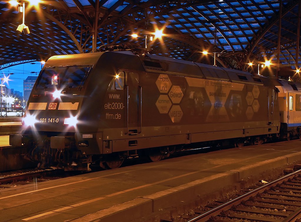 101 141-0  Bahnazubis gegen Gewalt  in K�ln Hbf. am 02.01.2010