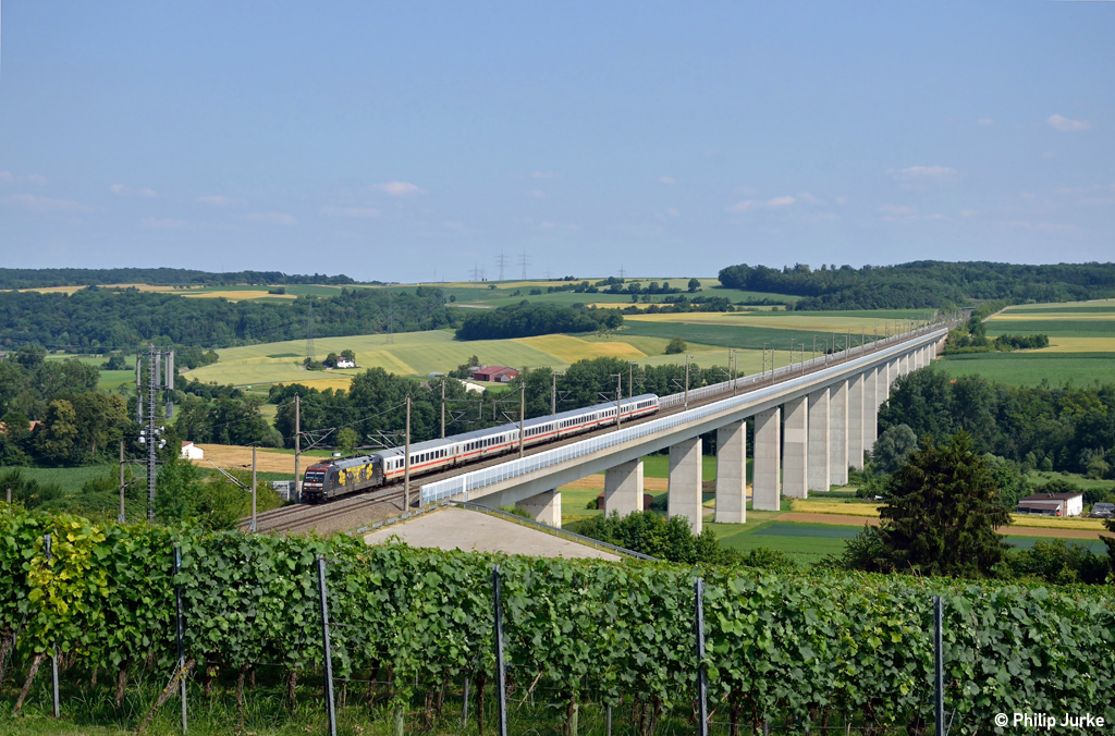 101 141-0 mit dem IC 2066 von N�rnberg nach Karlsruhe am 13.07.2013 bei Enzweihingen.
