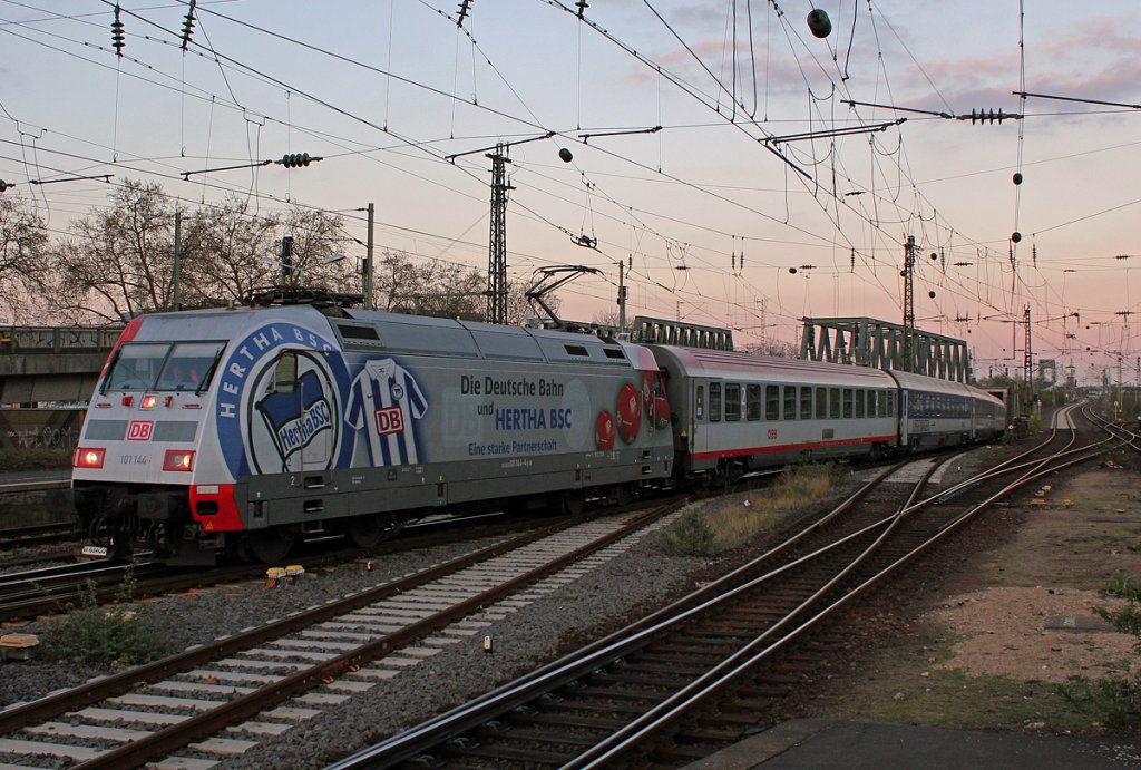 101 144 am EN421 bei Ausfahrt aus K�ln Deutzerfeld am Abend des 08.04.2012