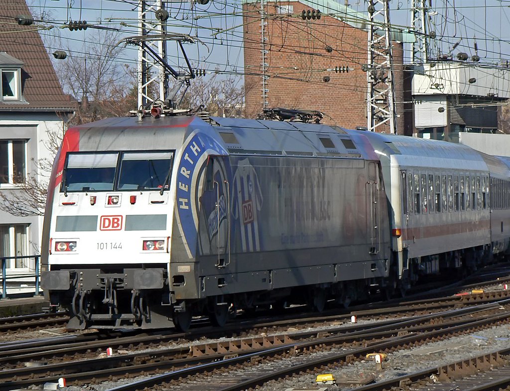 101 144 mit dem IC 2028 bei der Einfahrt in K�ln Hbf. am 3.3.2010