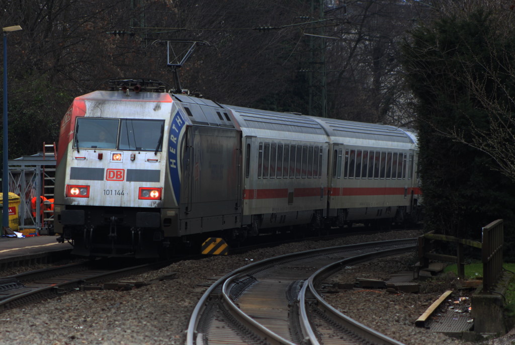 101 144 neigt sich mit Ihrem IC nach Bonn Hbf hineien. Am 28.02.2011