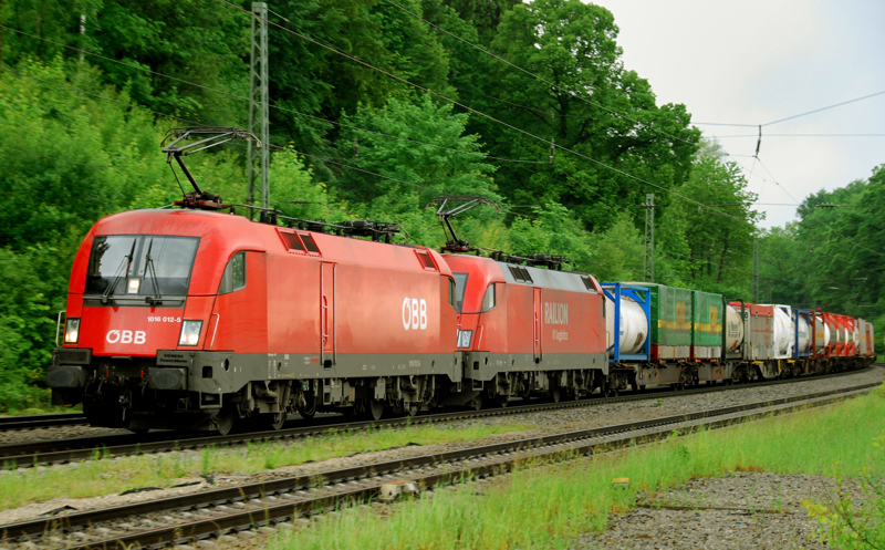 1016 012-5 + 182 009, aufgenommen am 31.05.10, bei der Durchfahrt durch A�ling.