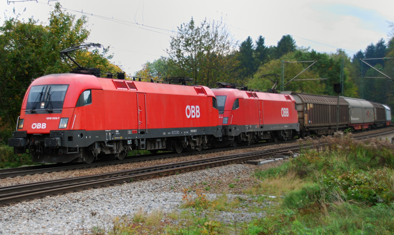 1016 025-7 + 1016 035-6, aufgenommen am 13.10.12, in A�ling.
