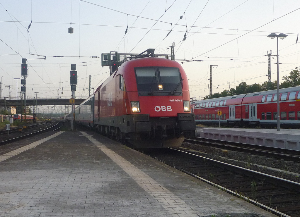 1016 039-8 f�hrt mit dem EC 112 vonm Klagenfurt nach Siegen in den Gie�ener Bahnhof am Abend des 10.07.2010 ein