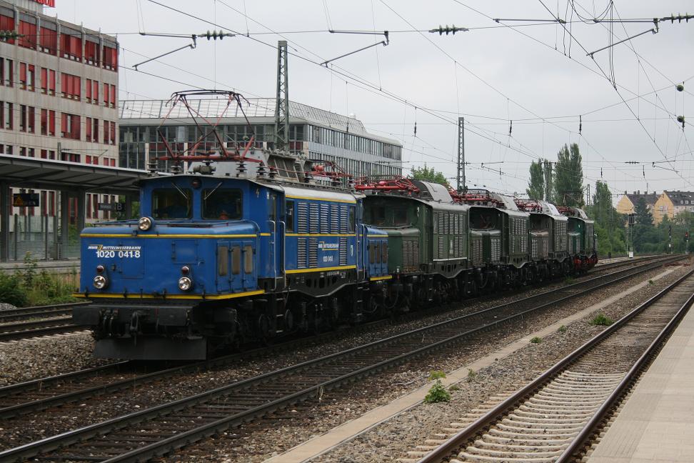1020 041 mit ihren Schwestern auf der R�ckfahrt von Freilassing in Richtung Norden in M�nchen-Heimeranplatz